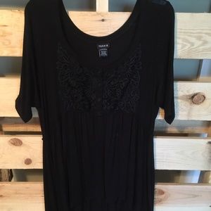 🌸Torrid tunic top black lace button design size 1
